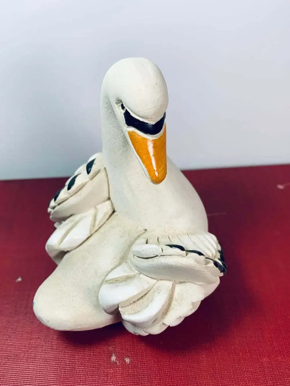 Swan figurine statue